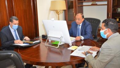 صورة وزير التنمية المحلية يتابع مع محافظ القاهرة ونوابه المشروعات الخدمية الجارية بالعاصمة
