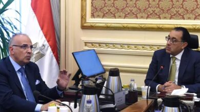 صورة رئيس الوزراء يتابع مع وزير الري ملفات عمل الوزارة