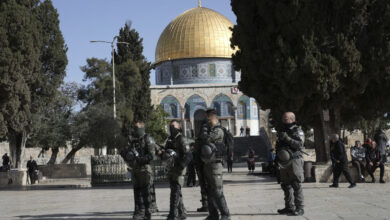 صورة شرطة الاحتلال تقتحم المسجد الأقصى وتخليه من المصلين والموظفين