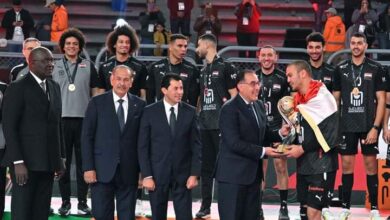 صورة مدبولي :  يسلم كأس البطولة الأفريقية لكرة اليد للمنتخب المصرى الفائز ..ويشيد بالأداء الرجولي للمنتخب الوطني والأداء الراقي لمنتخب الجزائر