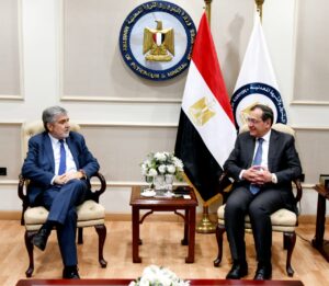 السفير التشيلى بالقاهرة وجوليو فريدمان رئيس شركةإيناب سيبترول التشيلية ودينيس أبو دينين بوتو الرئيس التنفيذي للشركة فى مصر
