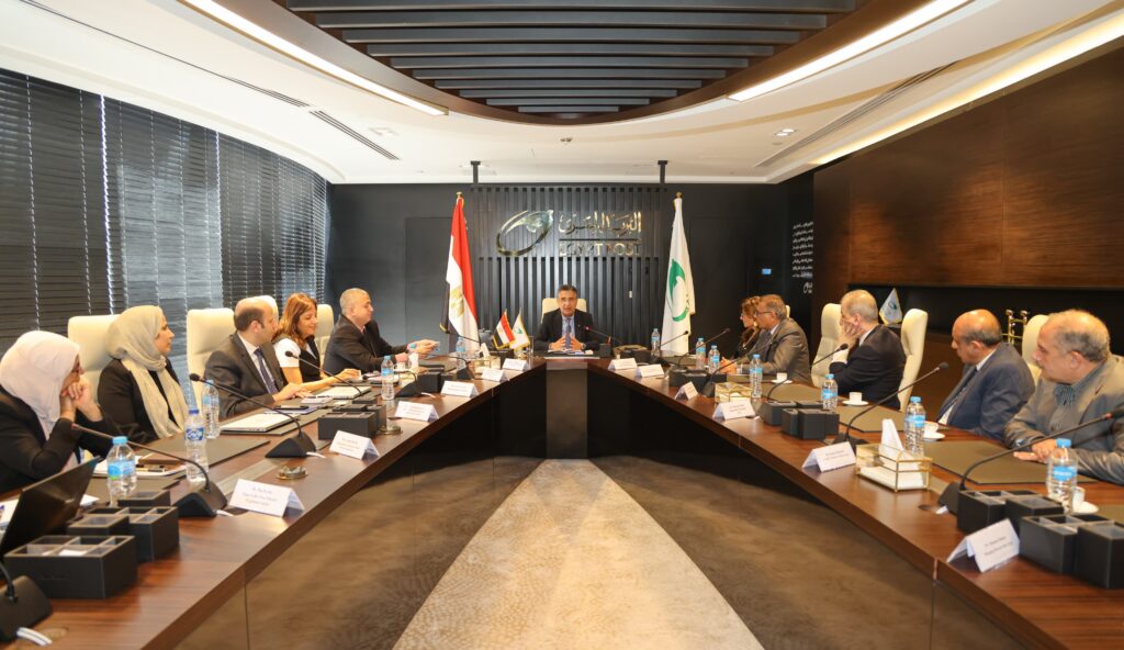 رئيس البريد المصري.. يلتقي ممثلي غرفة التجارة الأمريكية.. وكبرى شركات البريد السريع في مصر 