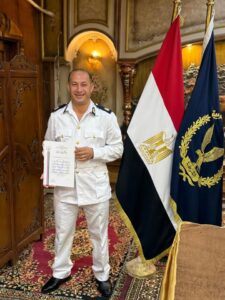 الرائد أحمد فاروق الشاهد خلال تكريمه من وزير الداخلية