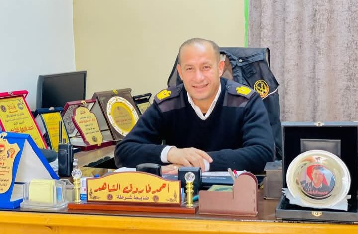 الرائد أحمد فاروق الشاهد خلال عمله بمرور الفيوم