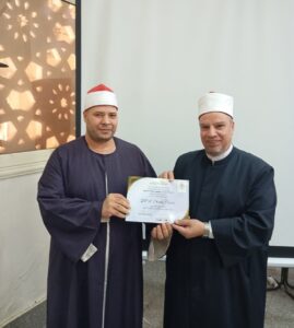 وكيل وزارة الأوقاف بالجيزة يكرم الشيخ شريف عامر