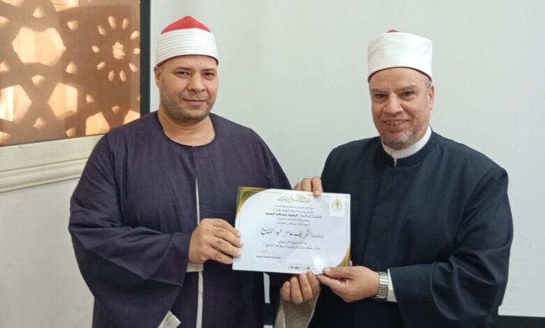 وكيل وزارة الأوقاف بالجيزة يكرم الشيخ شريف عامر