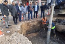 رئيس حي العجوزة يتابع أعمال إصلاح كسر بخط مياه بشارع السودان