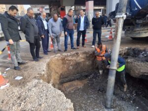 رئيس حي العجوزة يتابع أعمال إصلاح كسر بخط مياه بشارع السودان
