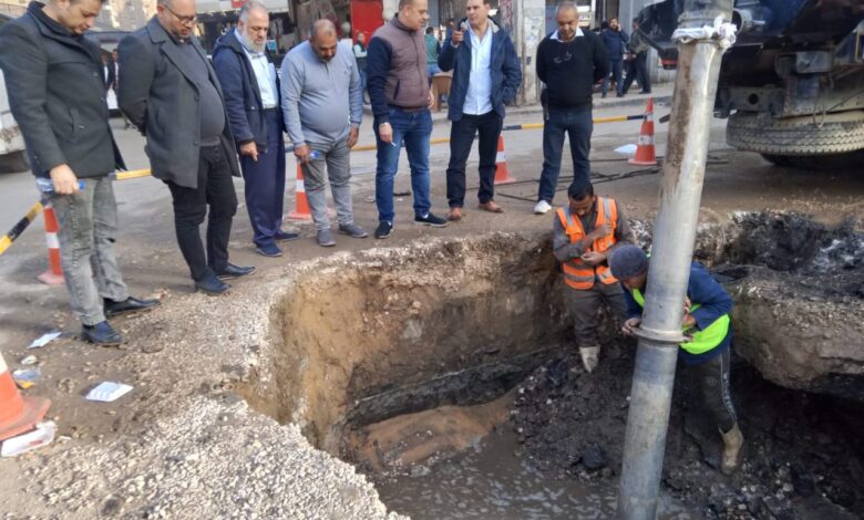 رئيس حي العجوزة يتابع أعمال إصلاح كسر بخط مياه بشارع السودان